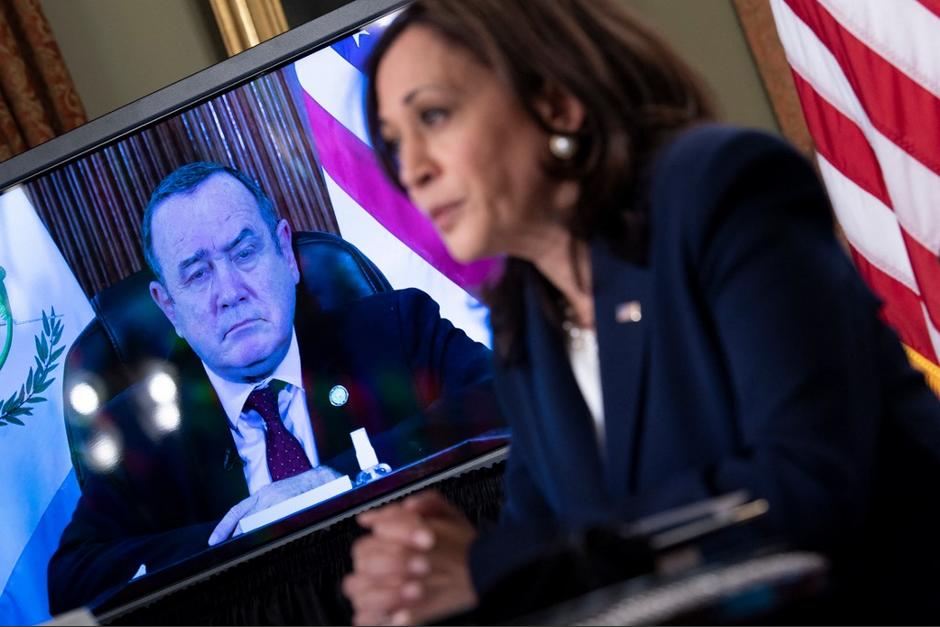 El presidente Alejandro Giammattei sostuvo una conversaci&oacute;n con la vicepresidenta de EE.UU., Kamala Harris. (Foto: AFP)