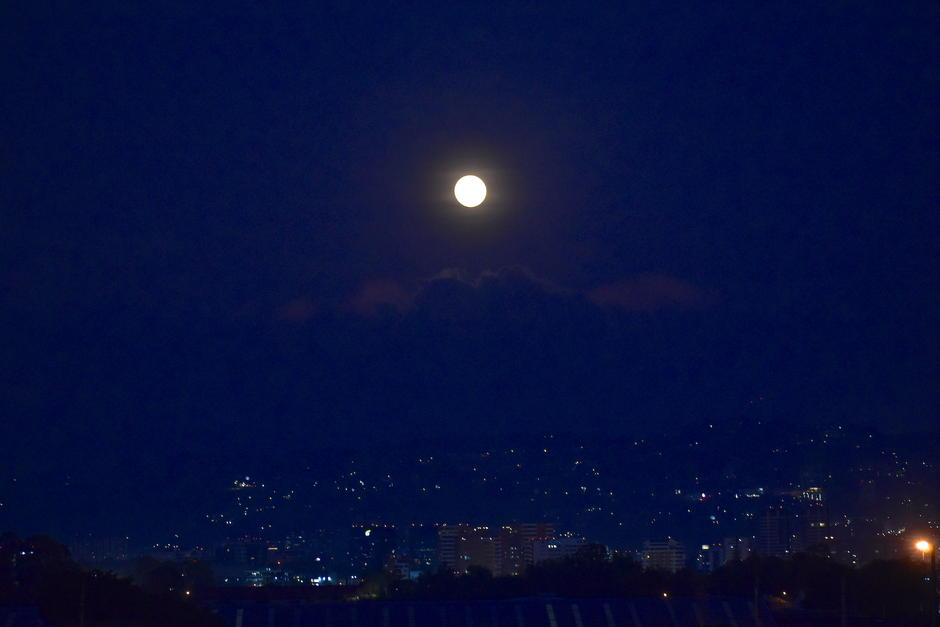 La Luna llena apareci&oacute; al oriente de la ciudad de Guatemala. (Foto: Fredy Hern&aacute;ndez/Soy502)