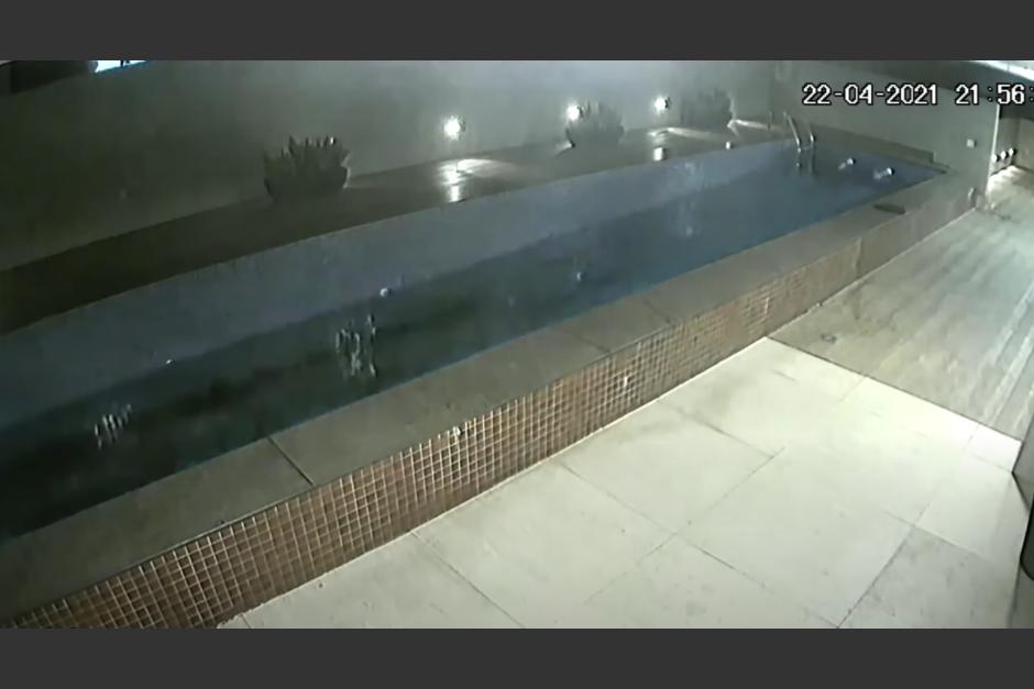 La piscina pertenece a un edificio de apartamentos de lujo cerca de la playa. (Captura Video)