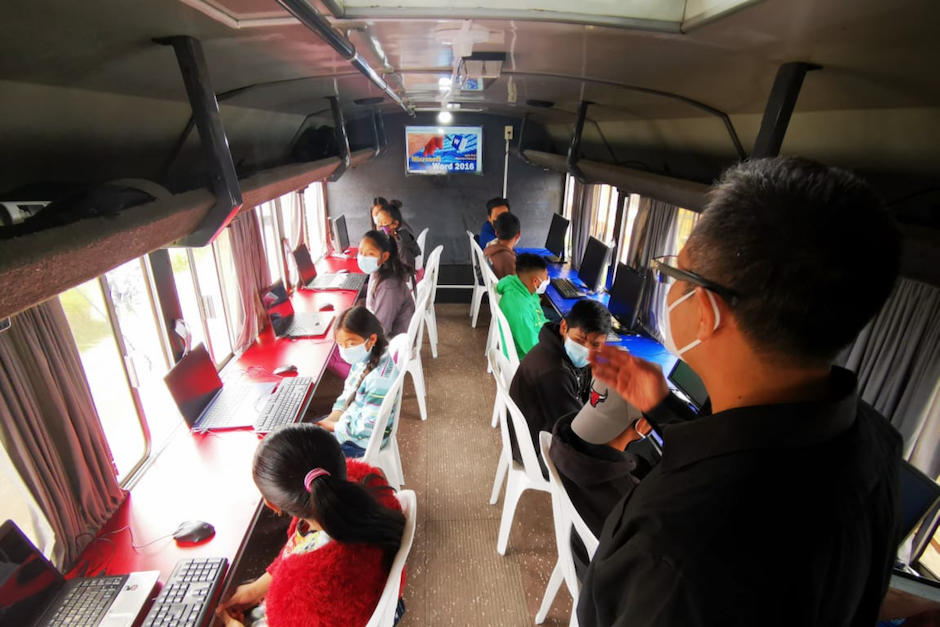 Un bus fue convertido en un laboratorio de computación. (Foto: Carlos González)