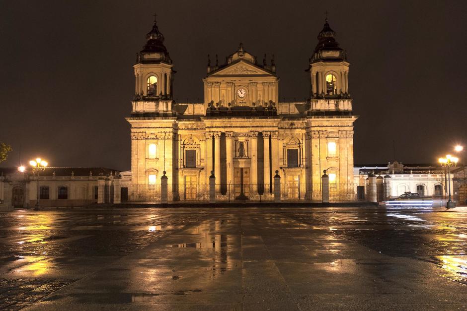 La Municipalidad de Guatemala denunci&oacute; que un grupo de ladrones destruy&oacute; las luces de los faroles del Parque Central para cometer asaltos. (Foto: Shutterstock)