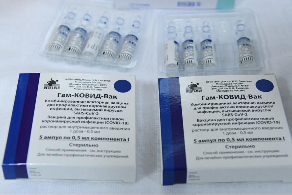 Las autoridades dijeron que este lunes vendrían las vacunas rusas, sin embargo eso no resultó cierto. (Foto: AFP)&nbsp;