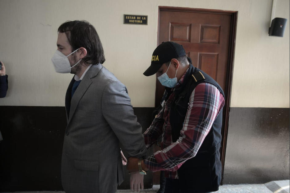 El profesional del derecho Dennis Billy Herrera Arita fue arrestado y espera audiencia con la jueza de Mayor Riesgo D, Erika Aifán. (Foto: Wilder López/Soy502)