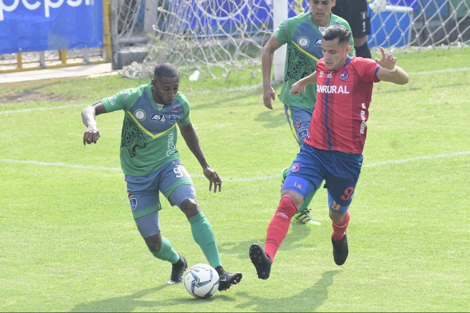 Romario da Silva y Jose el flaco Martinez disputan el bal&oacute;n. (Foto: Abel Lima/ Nuestro Diario)