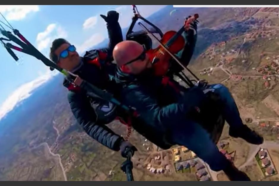 Momento en el que el músico turco se encontraba volando en parapente y ejecutando una melodía. (Foto: Captura de pantalla del video)