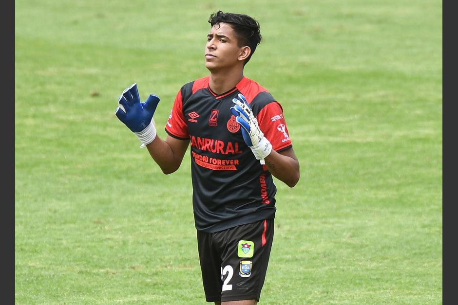 Mala salida del portero Kendersson Navarro ante el ataque Luciano (Foto: Nuestro Diario)