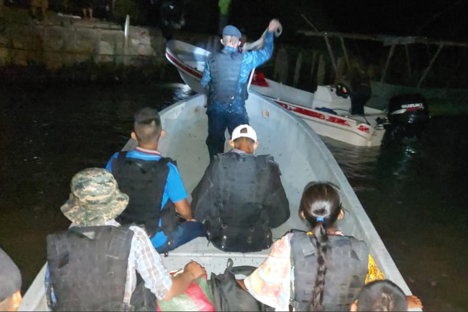 Las lluvias que afectan el país provocaron que la embarcación perdiera el rumbo durante la noche en Río Dulce, Izabal. (Foto: Ejército de Guatemala)&nbsp;