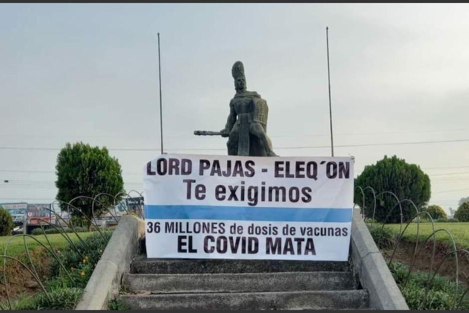 Mantas colocadas en pasarelas, monumentos y puentes ubicados en distintos puntos de Xela. (Foto: La voz de Xela)