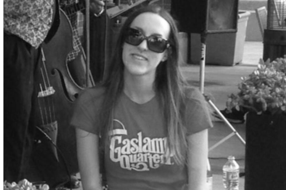 Mujer muere aplastada por una persona que quiso quitarse la vida al saltar de un edificio. (Foto: Redes sociales)