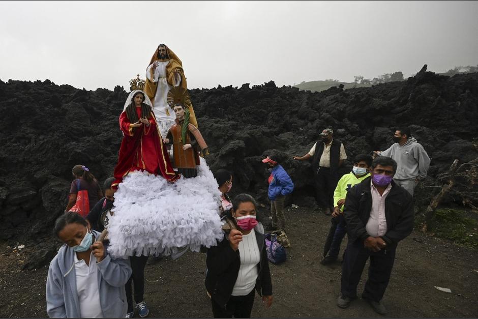 Los pobladores cargan im&aacute;genes religiosas para pedir que el volc&aacute;n Pacaya pueda volver a la calma. (Foto: Johan Ord&oacute;&ntilde;ez/AFP)
