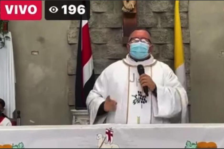El sacerdote modific&oacute; la canci&oacute;n "Sopa de caracol" para invitar a los feligreses a seguir con las medidas de higiene. (Captura Video)
