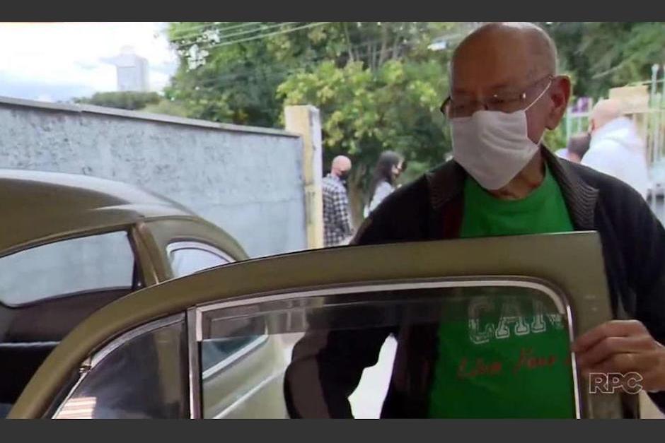 Marcelo Siqueira tiene 87 años y había decidido vender el carro, pero sus exalumnos le dieron una gran sorpresa. (Captura Video)