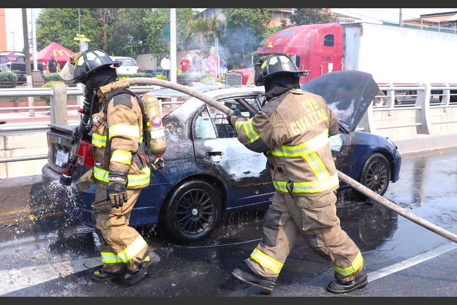 El hecho sucedi&oacute; a un costado del paso a desnivel El Zapote, en la zona 2. (Foto: Bomberos Voluntarios)