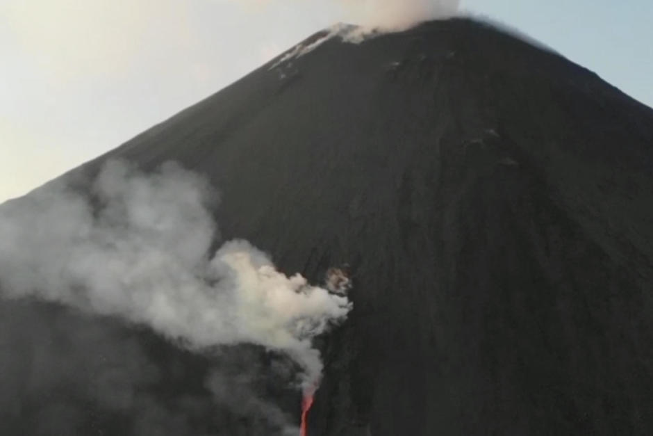 La Conred mantiene monitoreo constante sobre el avance de la lava en la nueva fisura. (Foto: Conred)