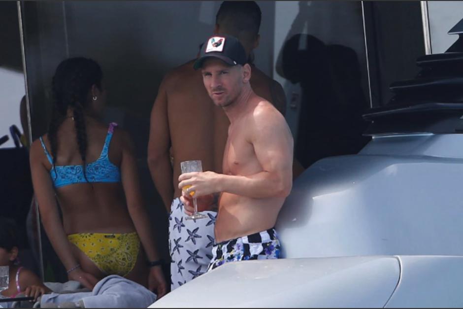 Captan a Lionel Messi con un colorido look mientras disfruta de sus vacaciones en Ibiza. (Foto: Europa Press)