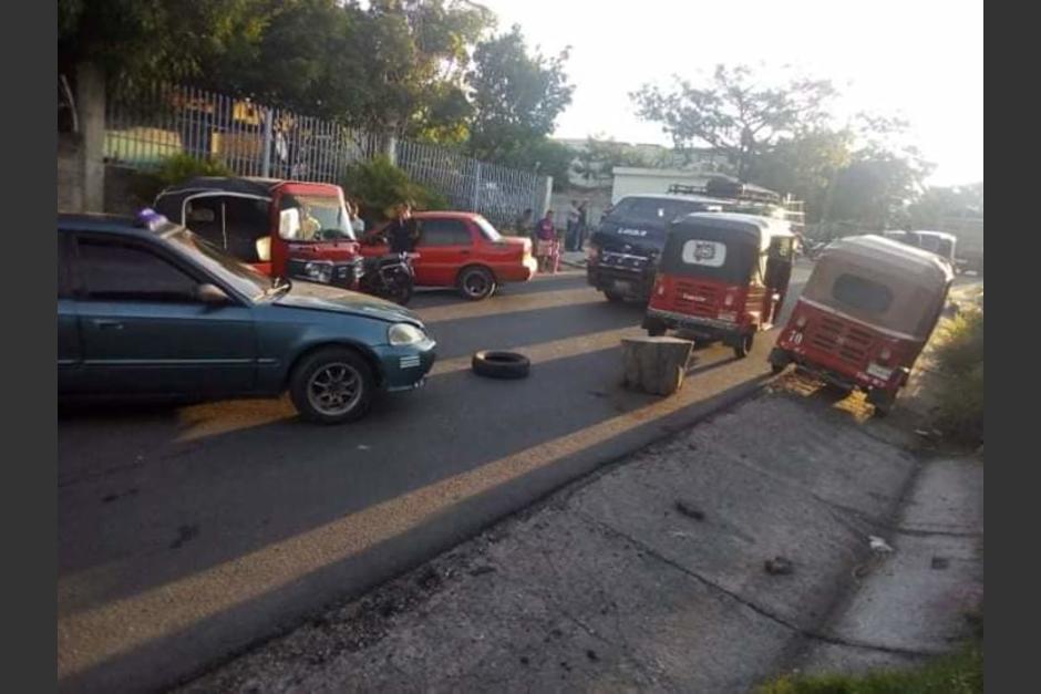Los pilotos de taxis y de tuc tuc realizan nueve bloqueos en cuatro carreteras de Guatemala. Protestan contra la contratación de un seguro obligatorio. (Foto: cortesía)&nbsp;