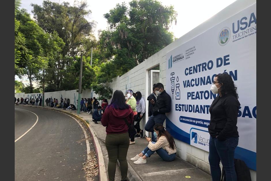 A partir de las 7:30 horas de este lunes 2 de agosto inició la vacunación para estudiantes de la Usac. (Foto: Fredy Hernández/Soy502)