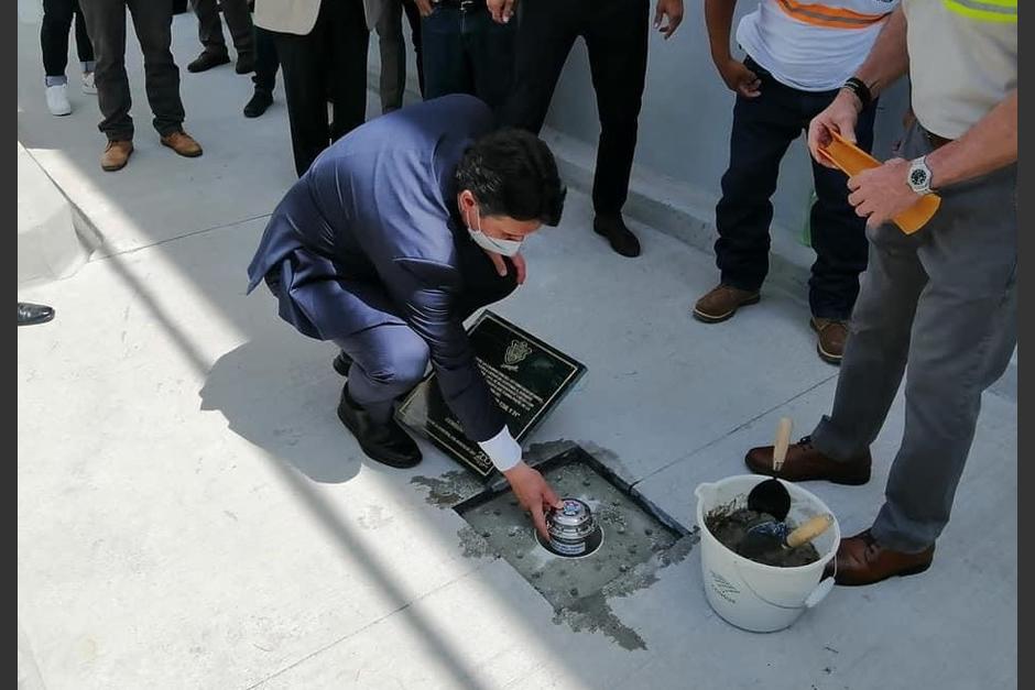 El alcalde Ricardo Quiñónez deposita la cápsula en una de las aceras de la zona 12 que se abrirá en 20 años. (Foto: Muni Guate)