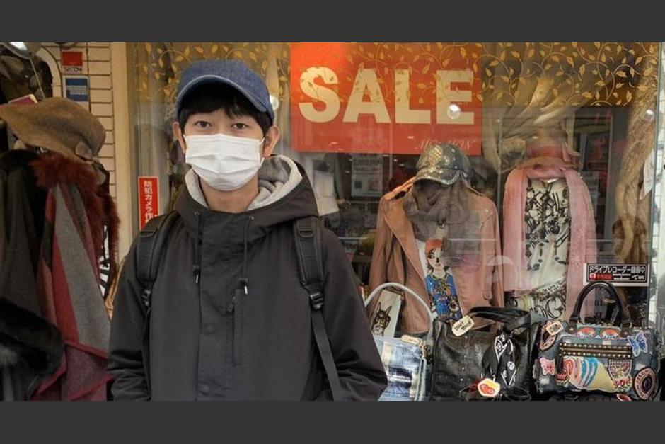 Un hombre se gana la vida al realizar tareas sencillas como comer y beber con sus clientes. (Foto: Twitter)