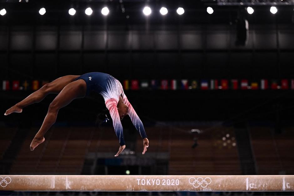 Simone Biles, durante su participaci&oacute;n en la final de la barra de equilibrio. (Foto: AFP)