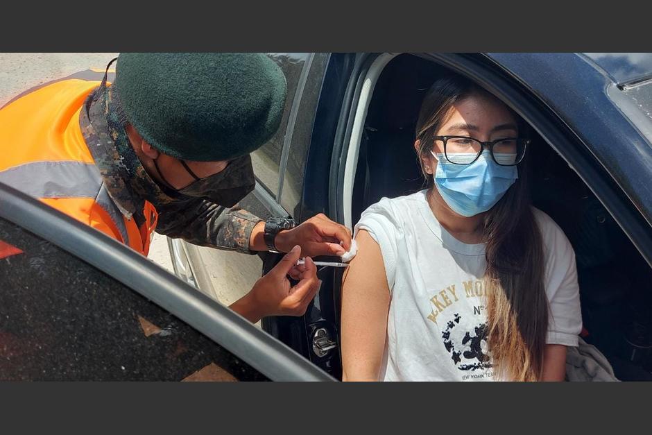 Reportan poca afluencia de personas en centro de vacunación ubicado en Mariscal Zavala. (Foto: Ejército de Guatemala)