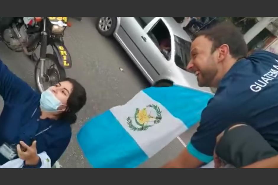 Kevin Cordón en su paso por la caravana de bienvenida a Guatemala. (Foto: Captura de pantalla)