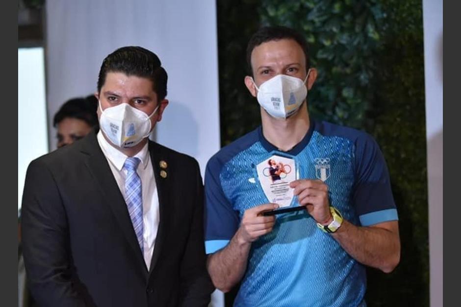 El Gobierno, a través del Ministerio de Cultura y Deportes entregó un reconocimiento a Kevin Cordón por su participación en los Juegos Olímpicos Tokyo 2021. (Foto: Presidencia)