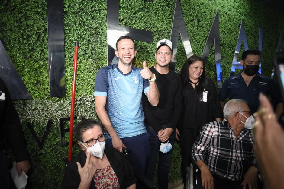 La familia de Kevin Cordón lo recibió con emotividad en el Aeropuerto Internacional La Aurora. (Foto: Wilder López/Soy502)&nbsp;