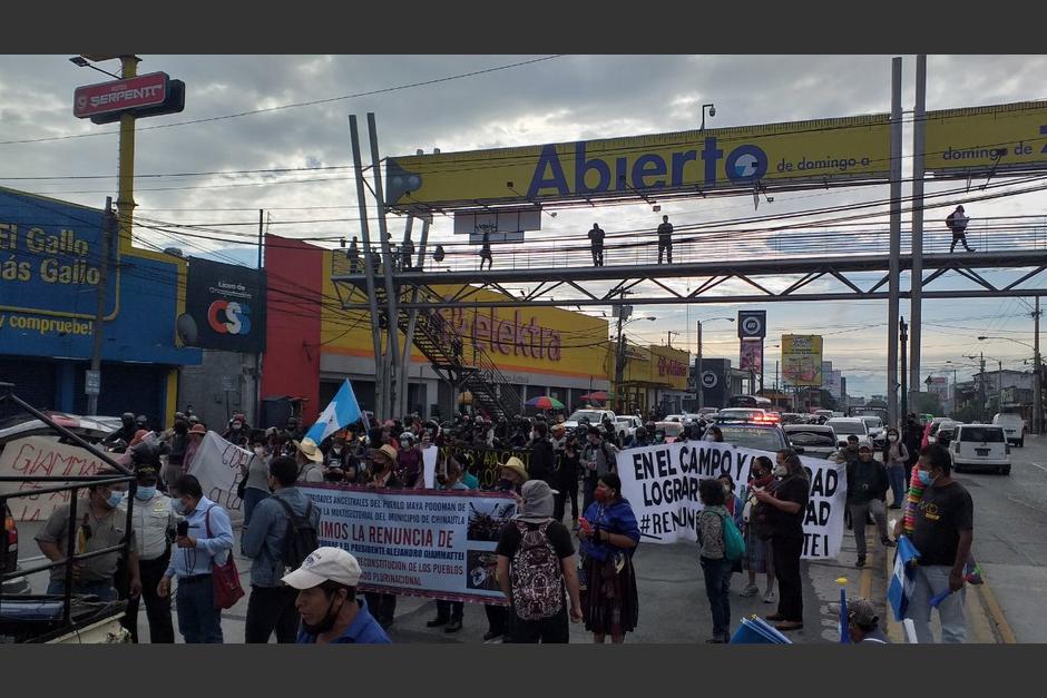 Estudiantes piden renuncia de Giammattei y bloquean Calle Martí