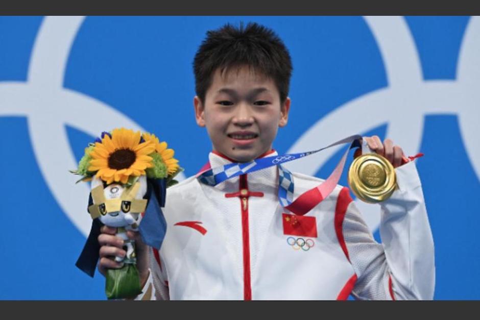 Quan Hongchan, de China es la competidora más joven de su delegación y se colgó una medalla de oro en los Juegos Olímpicos de Tokio.&nbsp;(Foto: AFP)