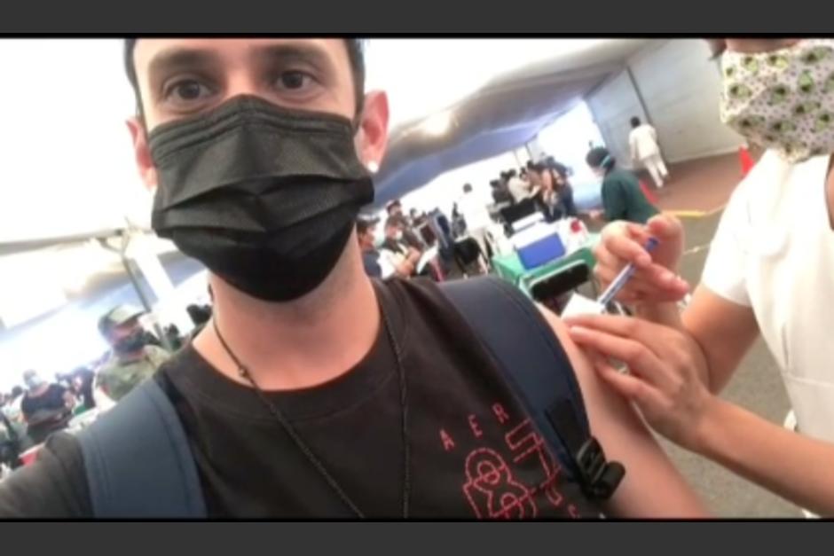 Enfermera aplica media dosis de vacuna a un joven en M&eacute;xico. (Foto: Captura de pantalla)