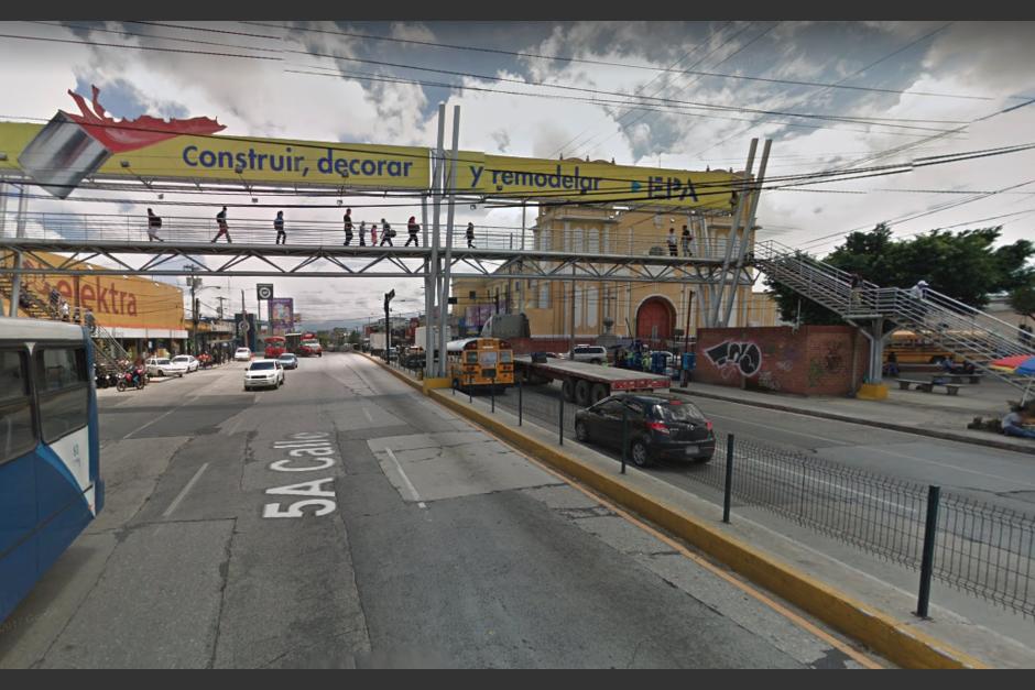 Dos j&oacute;venes se lanzaron del puente peatonal en la zona 6. (Foto: Google Maps)&nbsp;&nbsp;