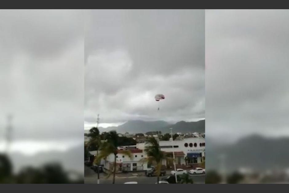 Mujer queda volando en paraca&iacute;das. (Foto: Captura de pantalla)