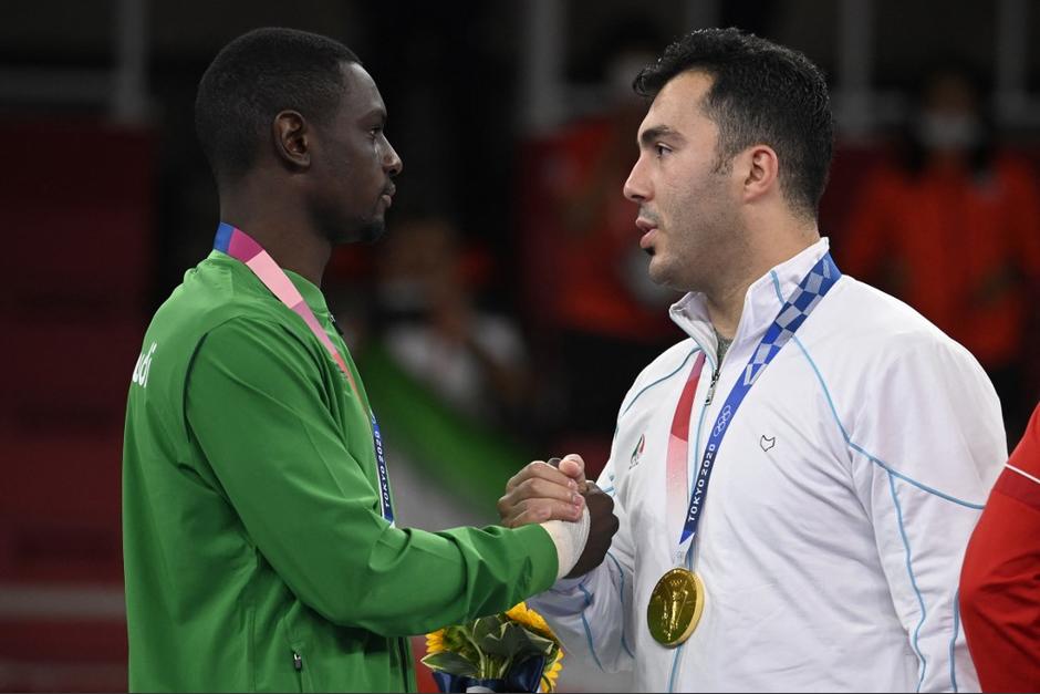 Sajad Ganjzadeh y Tareg Hamedi posaron juntos en el podio luego del abrupto cierre de su combate. (Foto: AFP)