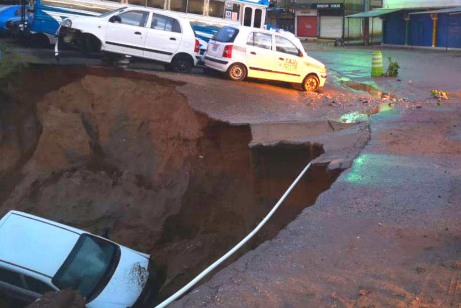 El hundimiento ocurri&oacute; a un costado de la carretera, donde hab&iacute;an carros parqueados. (Foto: Redes sociales)