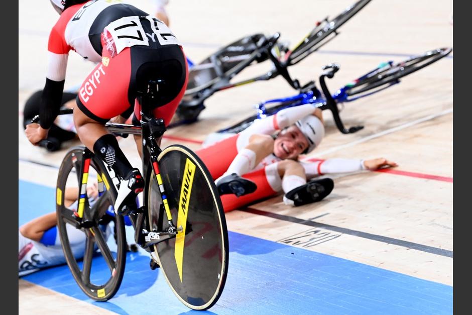 Fuerte caída caída masiva durante la prueba de scratch. (Foto: AFP)