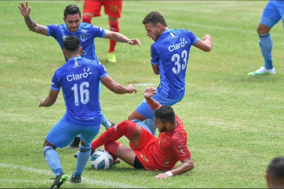 Rudy Barrientos disputa el bal&oacute;n frente a los lucianos. (Foto: Cortes&iacute;a Nuestro Diario)
