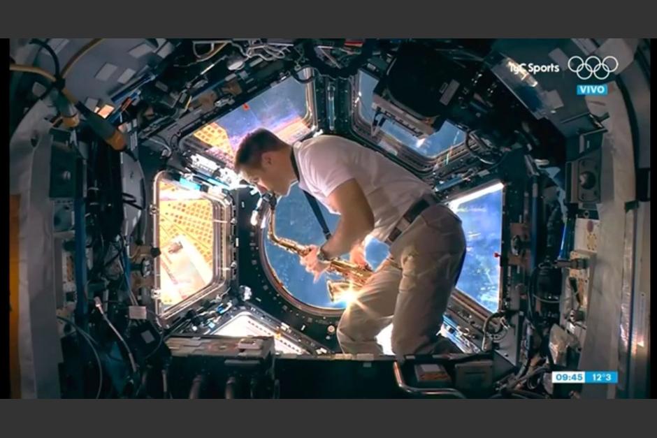Un astronauta tocando acordes de La Marsellesa con un saxofón desde el espacio, apareció en el cierre de los Juegos Olímpicos de Tokio 2020. (Foto: Captura de pantalla)