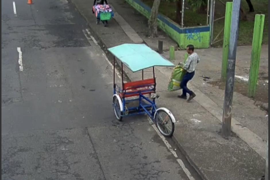 A trav&eacute;s de videovigilancia, agentes municipales llaman la atenci&oacute;n a vecinos que abandonan la basura en la v&iacute;a p&uacute;blica. (Foto: Muni Guate)