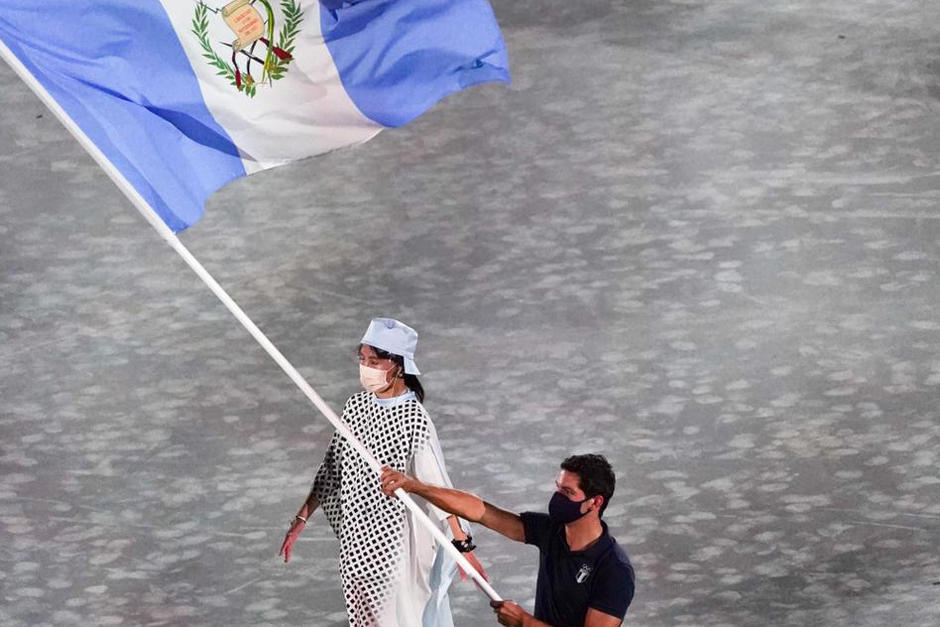 Charles Fernández fue el encargado de portar la bandera de Guatemala en la Clausura de los Juegos Olímpicos 2020. (Foto: COG)