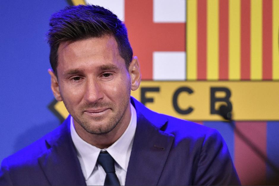 Lionel Messi lloró durante la conferencia de prensa para despedirse del Barcelona. Dijo que no quería irse: "No voy a volver. Es el momento más difícil". (Foto: FB Barcelona)
