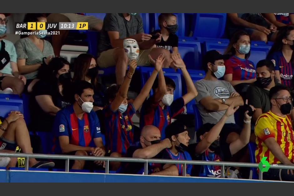 Los aficionados ovacionaron a Messi en el minuto 10 de juego del Barcelona frente a la Juventus. (Foto: Captura de pantalla)