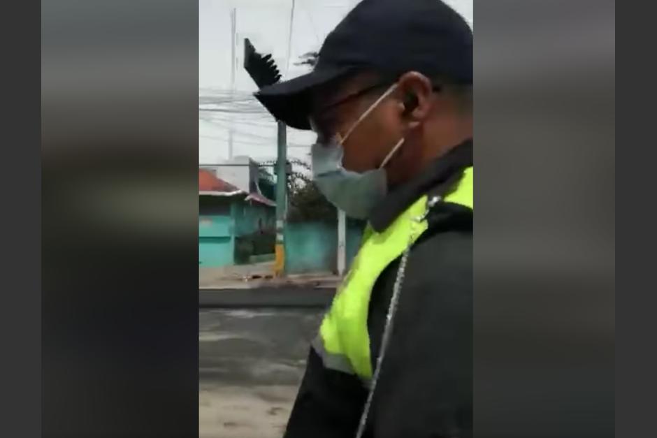 Un aspirante a agente de la Policía Municipal de Tránsito de Quetzaltenango persiguió a una periodista y le tomó fotografías. (Foto: Captura de video)