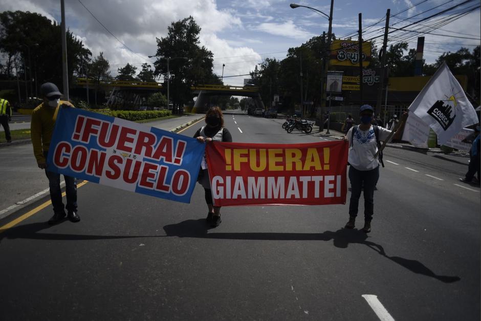 Un bloqueo se mantiene en la calzada Raúl Aguilar Batres y 30 calle de la zona 12. (Foto: Wilder López/Soy502)