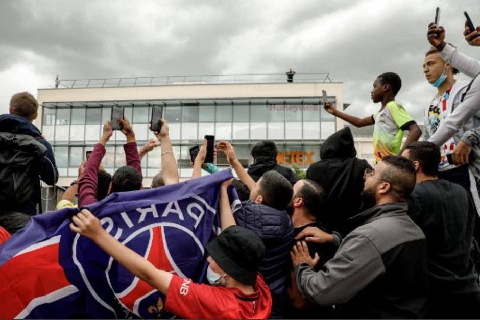 Decenas de aficionados acudieron a recibir a Messi en París. (Foto: AFP)
