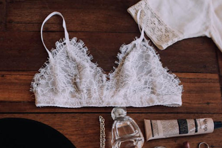 Una mujer denunci&oacute; que fue discriminada por usar un top lencero. (Foto: Pexels)