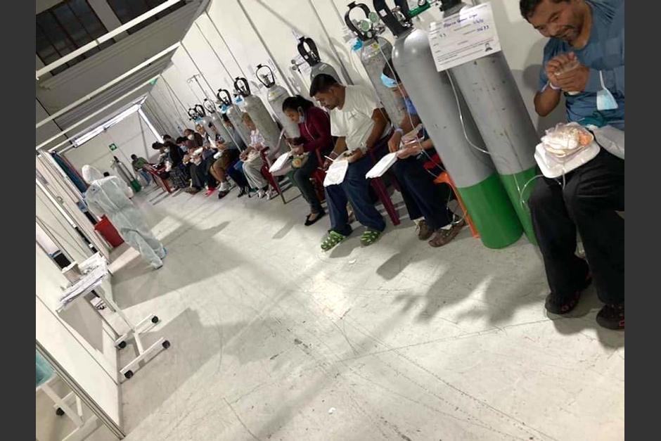 Varios pacientes moderados con Covid-19 reciben atenci&oacute;n en sillas debido a la falta de espacios en el hospital temporal del Parque de la Industria. (Foto: Cortes&iacute;a)