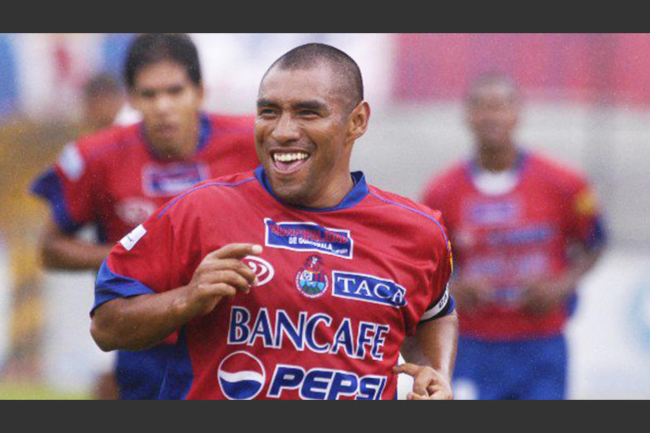 Juan Carlos Plata dio positivo al virus, pero se espera que pueda recuperarse pronto. Los aficionados rojos se han solidarizado con &eacute;l. (Foto: Archivo)