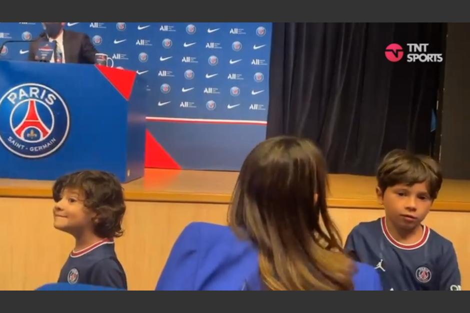 Ciro y Mateo se sorprendieron cuando se escuch&oacute; gritar el nombre de su padre al final de la conferencia de prensa en Par&iacute;s. (Captura Video)