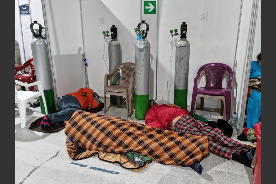 Enfermos del Covid-19 del Parque de la Industria no les queda otra opci&oacute;n de dormir en el piso. (Foto: Cortesia Manni)